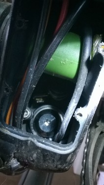 This photo is upside down because of the position in the bike stand. At the bottom is the 5mm pressure plate hex bolt and the green sleeve is the EVO386 BB. Note the wires and cables.